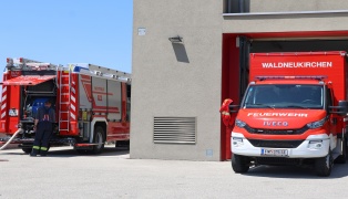 Containerbrand: Drei Feuerwehren bei Brand bei Entsorgungsunternehmen in Waldneukirchen im Einsatz