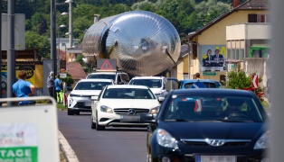 Spektakulrer Schwertransport auf der Voralpenstrae in Sattledt sorgte fr Stau zur Mittagszeit