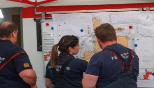Grobung statt Grobrand: Einsatzkrfte bten bei Unternehmen in Traun fr den Ernstfall