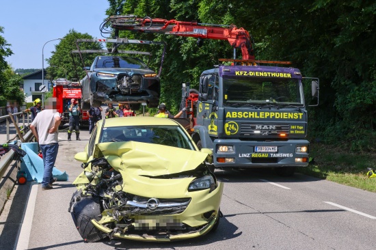Frontalkollision: Drei verletzte Personen bei Verkehrsunfall zwischen zwei PKW in Gmunden