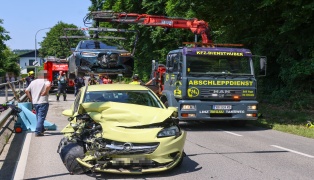 Frontalkollision: Eine verletzte Person bei Verkehrsunfall zwischen zwei PKW in Gmunden