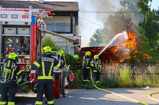 Brand bei Garage: bergreifen der Flammen auf Wohnhaus in Marchtrenk in letzter Minute verhindert