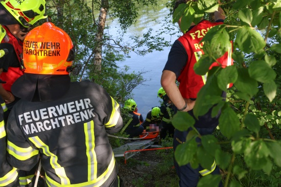 Personenrettung in Marchtrenk: Bub nach Sturz ber Bschung durch Feuerwehr aus der Traun gerettet