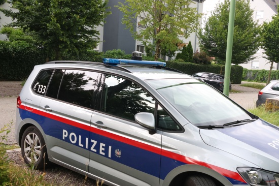 Feuerwehr und Polizei in einem Mehrparteienwohnhaus in Wels-Lichtenegg im Einsatz