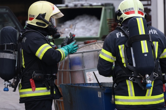 Gefahrstoffeinsatz: Chemische Reaktion in einem Gewerbebetrieb in Wels-Pernau sorgt fr Einsatz