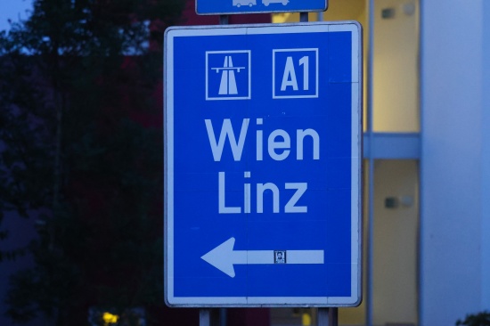 240 km/h: Verfolgungsjagd mit der Polizei endet auf Westautobahn in Sattledt mit heftigem Crash
