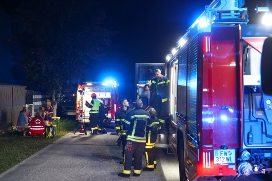 berhitztes l: Belftungsmanahmen durch Feuerwehr in einem Mehrparteienwohnhaus in Stadl-Paura