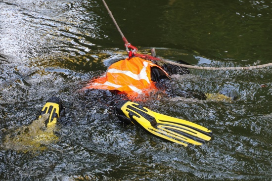 Taucheinsatz nach mglicherweise ins Wasser geworfener Tatwaffe im Mhlbach in Wels-Innenstadt
