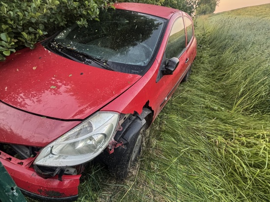 Reifenplatzer: Auto auf Rohrbacher Strae bei Neufelden von Strae abgekommen