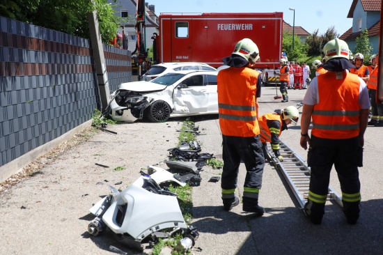 Auto nach heftigem Kreuzungscrash in Wels-Neustadt gegen Telefonmast gekracht