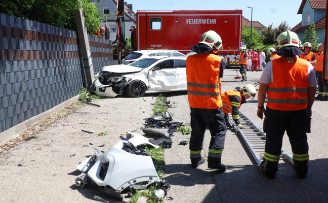 Auto nach heftigem Kreuzungscrash in Wels-Neustadt gegen Telefonmast gekracht