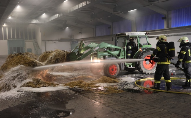 Brand in einer Messehalle in Wels-Lichtenegg sorgt fr Einsatz zweier Feuerwehren