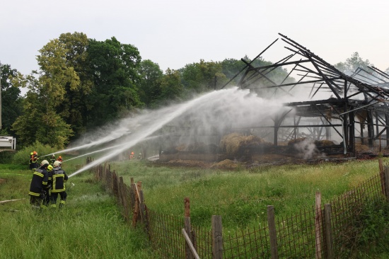 Neun Feuerwehren bei Brand eines landwirtschaftlichen Stadls in Riedau im Einsatz