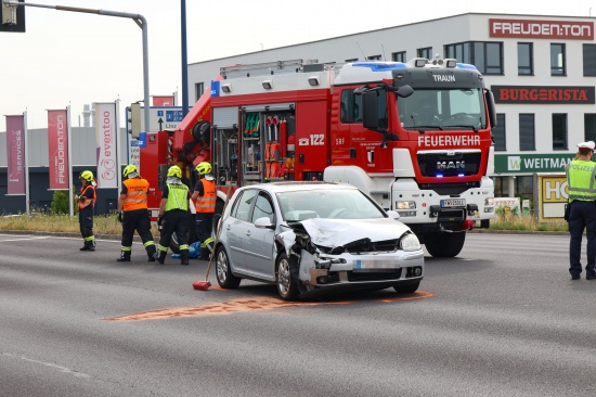 Heftiger Auffahrunfall im Kreuzungsbereich der Wiener Strae bei Traun fordert zwei Verletzte