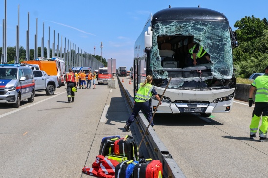 Schwerer Busunfall: Reisebus mit 30 Insassen kracht auf Westautobahn bei Linz-Ebelsberg in LKW-Heck