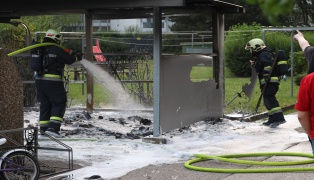 Mllinsel in einer Wohnanlage in Wels-Vogelweide in Vollbrand