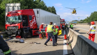 Vier Verletzte: Auto bei schwerem Crash auf Westautobahn in Sattledt regelrecht eingequetscht