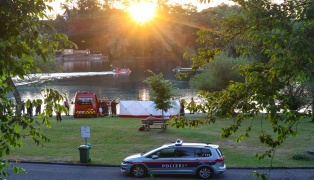 Personenrettung: Feuerwehr mit Boot bei Patiententransport am Badesee in Regau im Einsatz
