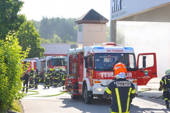 Verpuffung: Acht Feuerwehren bei Brand in einem Gewerbebetrieb in Thalheim bei Wels im Einsatz