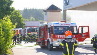 Verpuffung: Acht Feuerwehren bei Brand in einem Gewerbebetrieb in Thalheim bei Wels im Einsatz