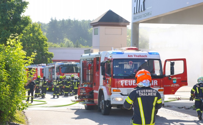 Verpuffung: Acht Feuerwehren bei Brand in einem Gewerbebetrieb in Thalheim bei Wels im Einsatz