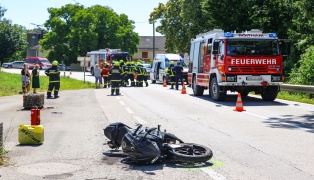 Schwerer Motorradsturz durch Bodenwelle auf Gmundener Strae bei Roitham am Traunfall
