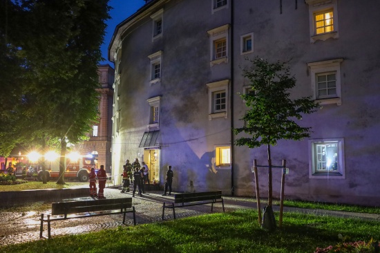 Einsatzkrfte bei Kleinbrand in einem Vereinslokal in Wels-Innenstadt im Einsatz