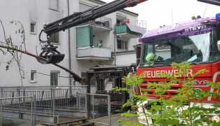 Wels-Lichtenegg: Baumstamm steckte im Bereich eines Kleinkraftwerks im Welser Mhlbach fest