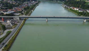 Personenrettung in Aschach an der Donau: Sprung von der Donaubrcke lste greren Einsatz aus