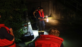 Bootseinsatz: lfilm auf der Traun in Wels-Innenstadt beschftigte Feuerwehr