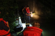 Bootseinsatz: lfilm auf der Traun in Wels-Innenstadt beschftigte Feuerwehr