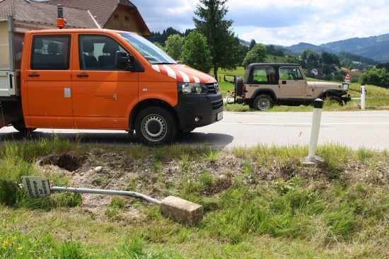 Drei Feuerwehren zu schwerem Verkehrsunfall nach Altmnster alarmiert