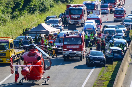 Fnf Verletzte: Crash mit sechs Fahrzeugen sowie Auffahrunfall auf Westautobahn in Vorchdorf