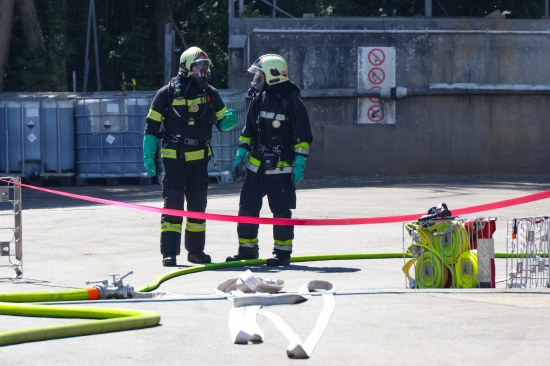 Chemische Reaktion sorgte fr Einsatz der Feuerwehr bei Entsorgungsunternehmen Wels-Pernau