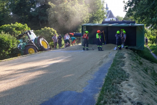 Anhnger umgestrzt: Lngere Bergeaktion nach Unfall eines Traktorgespanns in Offenhausen