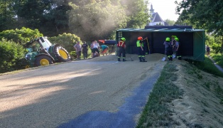 Anhnger umgestrzt: Lngere Bergeaktion nach Unfall eines Traktorgespanns in Offenhausen