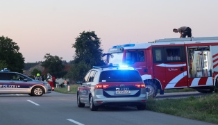 Tragischer Crash: Radfahrer (14) bei Kollision mit PKW in Offenhausen tdlich verletzt
