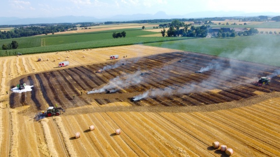 Brand einer Rundballenpresse samt Stoppelfeld in Steinhaus sorgt fr Einsatz