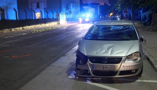 Nchtlicher Verkehrsunfall mit berschlagenem Auto in Ried im Innkreis