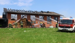 Grobrand: Elf Feuerwehren bei Brand eines Wirtschaftsgebudes in St. Aegidi im Einsatz