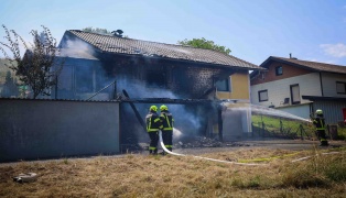 Brand eines Carports in Pischelsdorf am Engelbach griff auf Wohnhaus ber