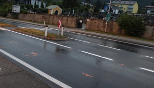 Tdlicher Verkehrsunfall: Fugnger (92) auf Salzkammergutstrae in Altmnster von PKW erfasst