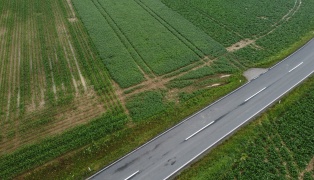 Autoberschlag: PKW bei Sierning von Strae abgekommen und am Dach liegend im Feld gelandet