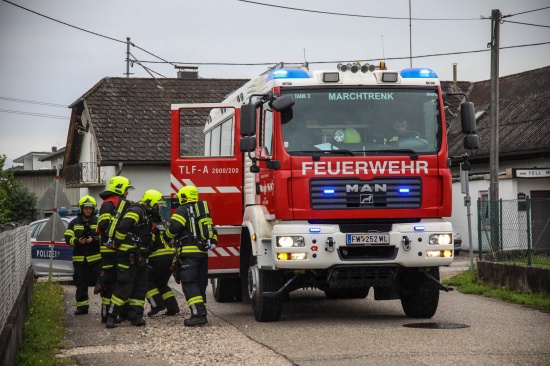 Einsatzkrfte zu vermeintlichem Gasaustritt im Keller eines Wohnhauses in Marchtrenk alarmiert