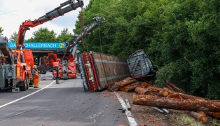 Lenker verletzt: Holztransporter auf Wallerner Strae bei Wallern an der Trattnach umgestrzt