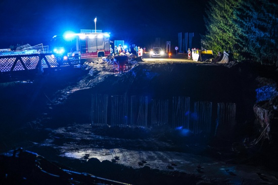 Absicherung fehlte: Auto auf Innviertler Strae bei Schllberg beinahe in Baugrube gestrzt