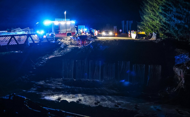 Absicherung fehlte: Auto auf Innviertler Strae bei Schllberg beinahe in Baugrube gestrzt