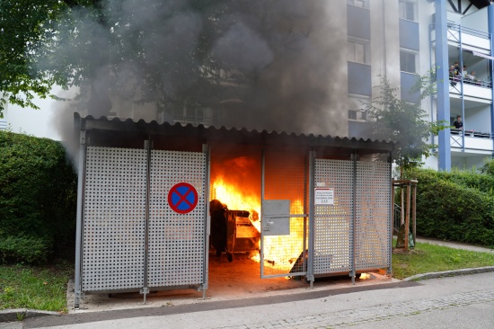 Mllinsel bei einer Wohnanlage in Leonding nahezu in Vollbrand