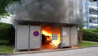 Mllinsel bei einer Wohnanlage in Leonding nahezu in Vollbrand