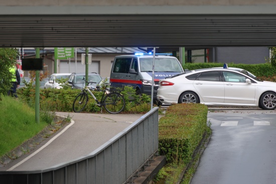 Unfall im Kreisverkehr: Radfahrer bei Crash mit PKW in Wels-Vogelweide schwer verletzt